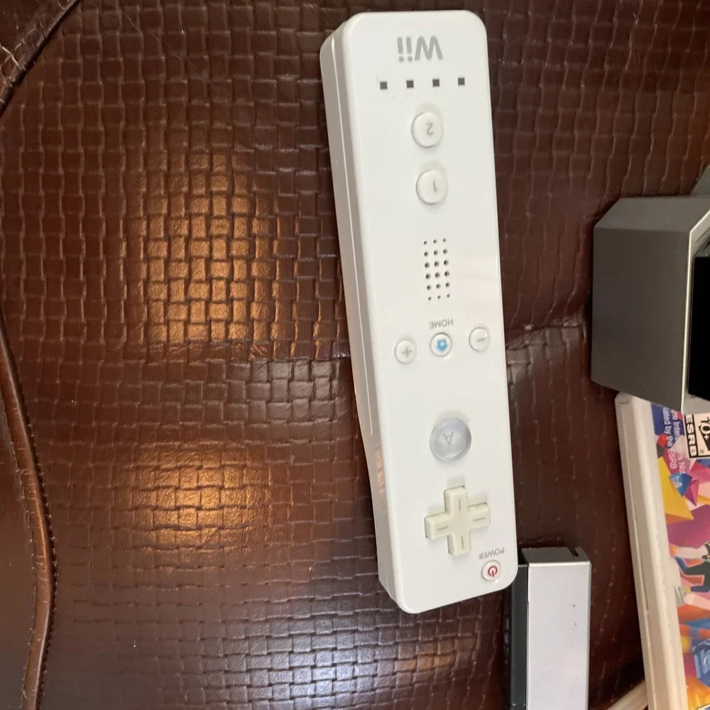 Nintendo Wii Black Console Bundle‎ With 2 Games. (4)